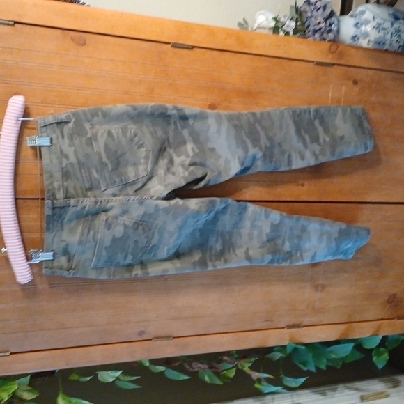 Universal Thread Camouflage High Rise Skinny Crop Jeans - Picture 2 of 6